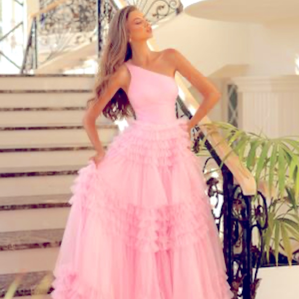 Amara ruffled prom dress size 6